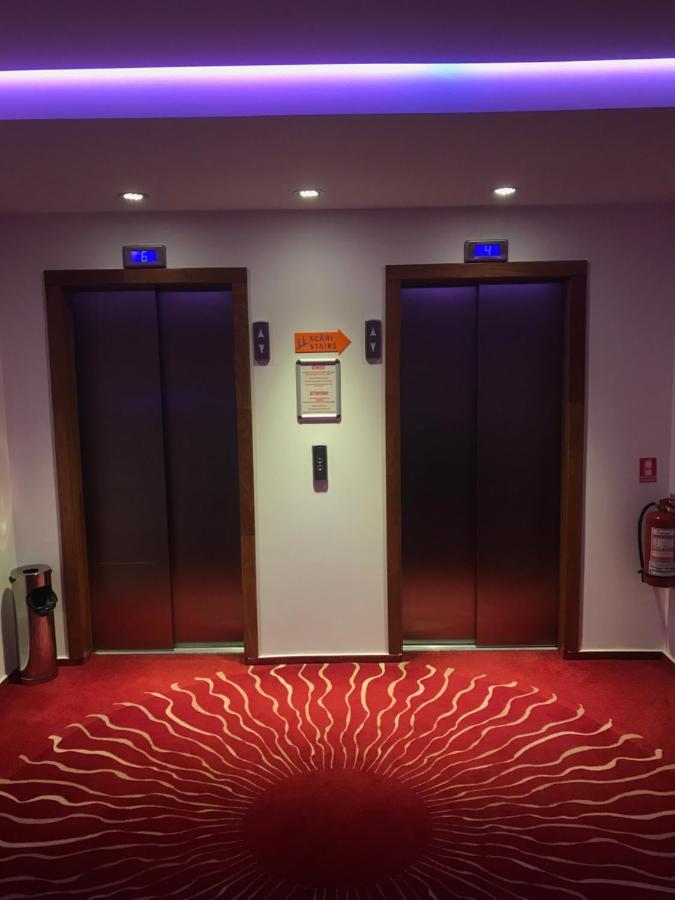 Marshal Garden Hotel Bukurešť Exteriér fotografie Elevators in a hotel