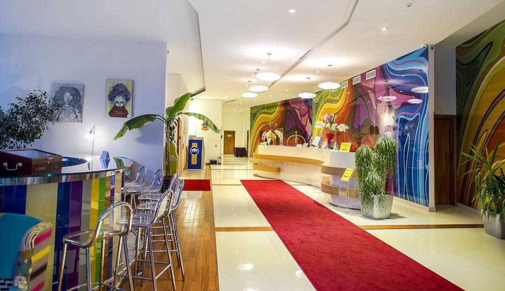 Marshal Garden Hotel Bukurešť Exteriér fotografie Lobby of the hotel