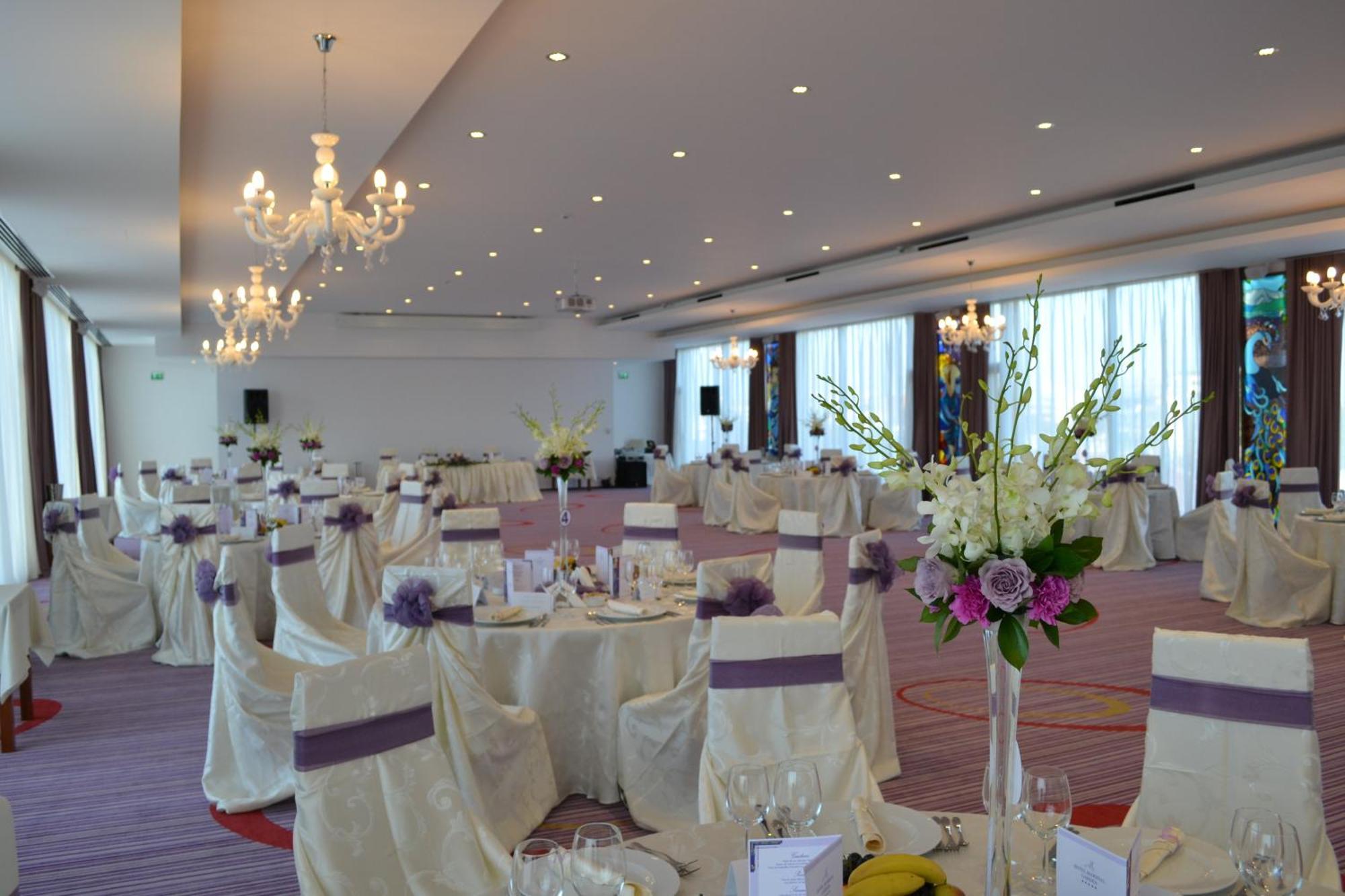 Marshal Garden Hotel Bukurešť Restaurace fotografie A wedding reception at the InterContinental Budapest