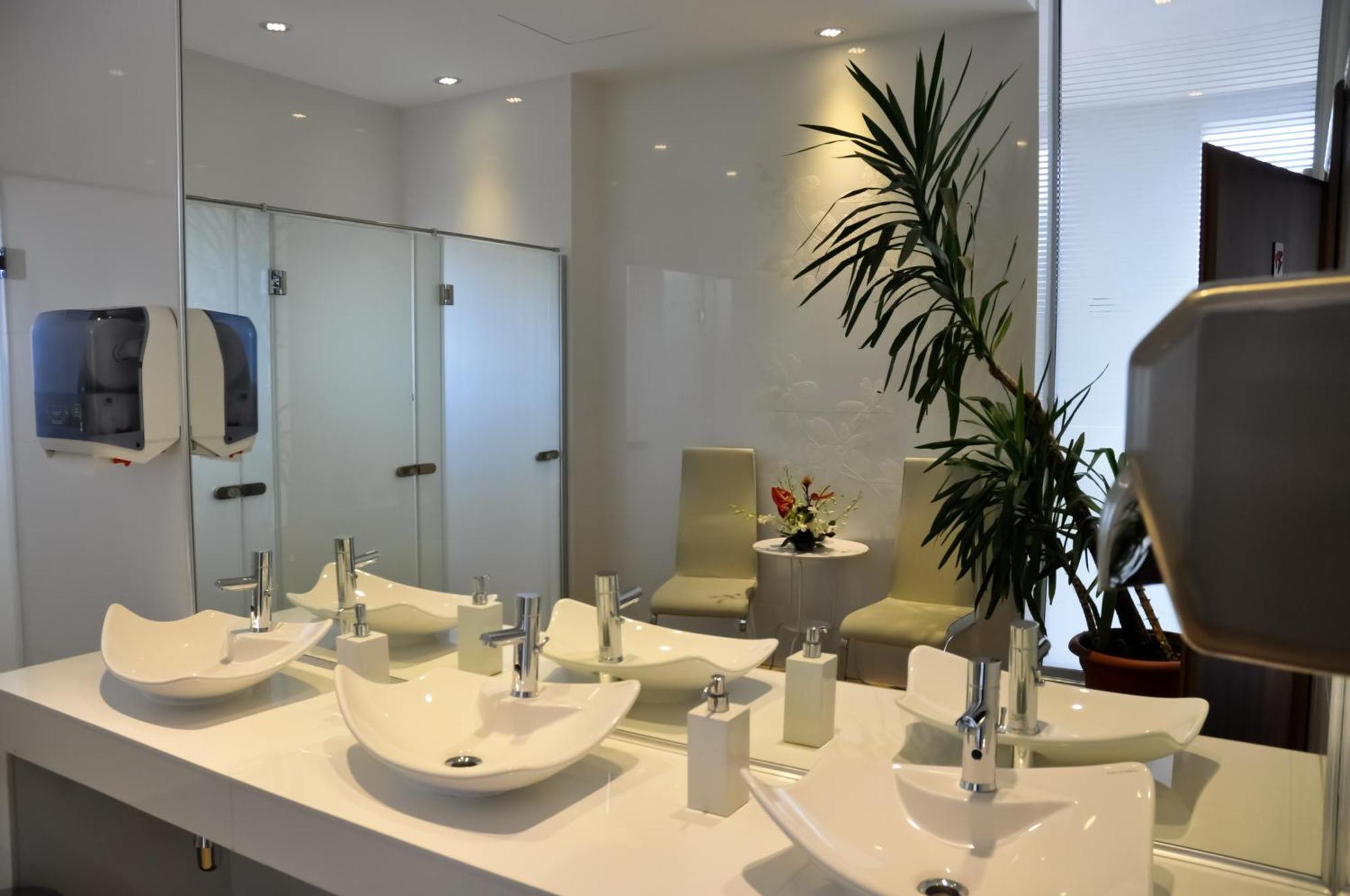 Marshal Garden Hotel Bukurešť Exteriér fotografie A modern bathroom