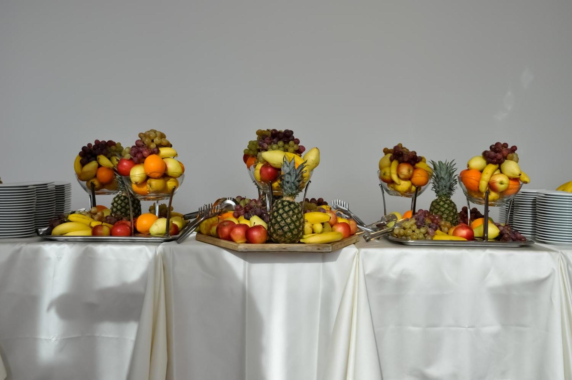 Marshal Garden Hotel Bukurešť Exteriér fotografie Fruit salad