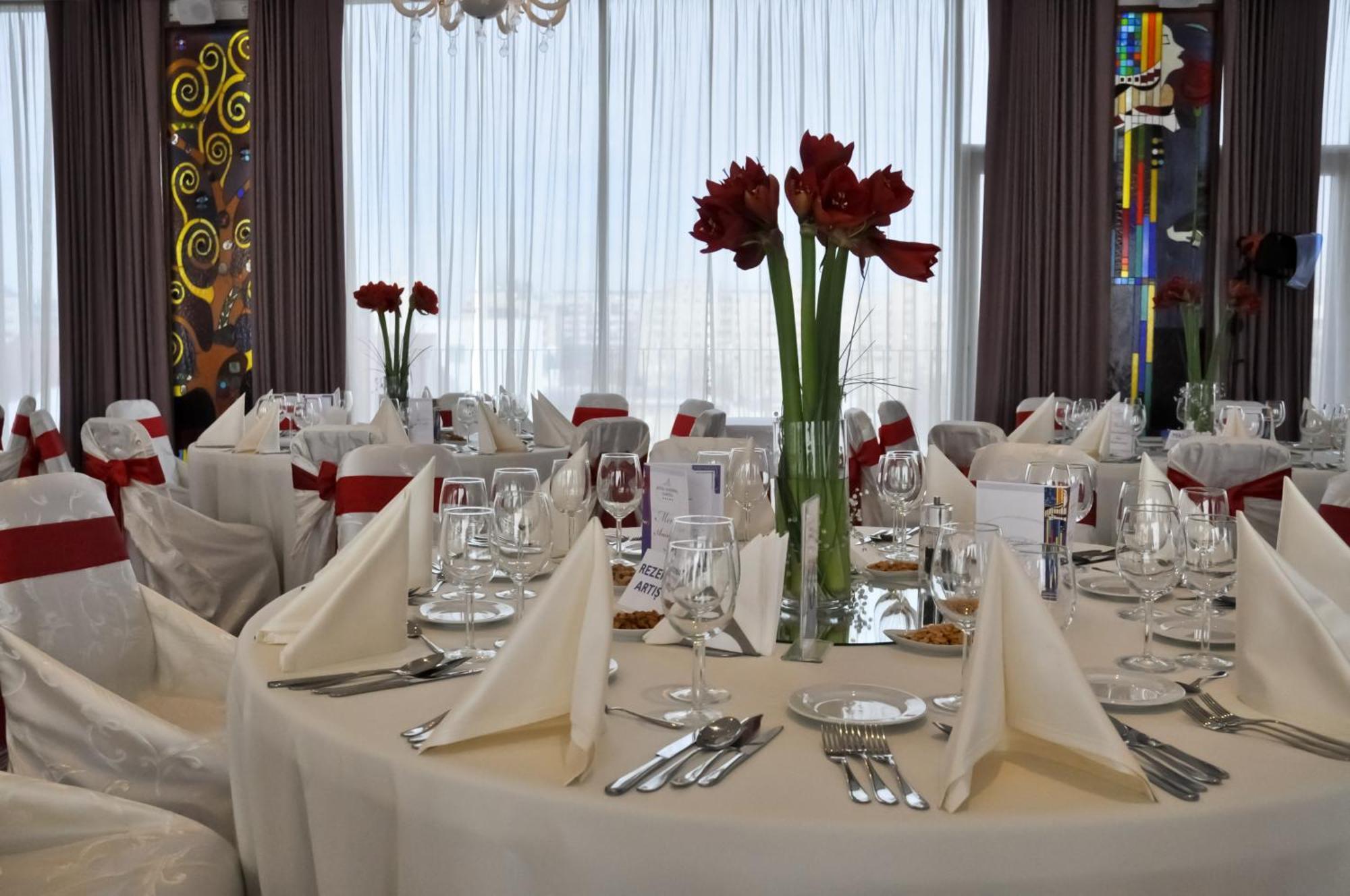 Marshal Garden Hotel Bukurešť Exteriér fotografie A table set for a formal dinner