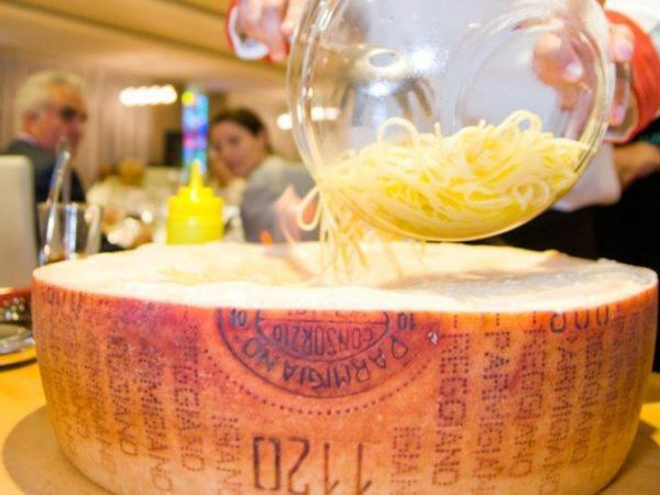 Marshal Garden Hotel Bukurešť Exteriér fotografie Parmigiano-Reggiano being grated