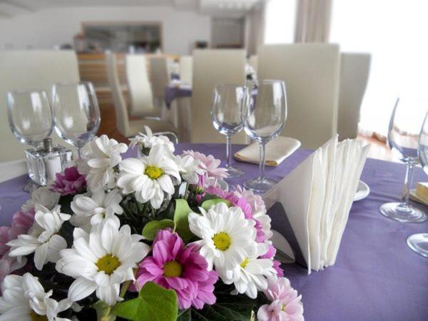 Marshal Garden Hotel Bukurešť Exteriér fotografie A table set for a wedding reception