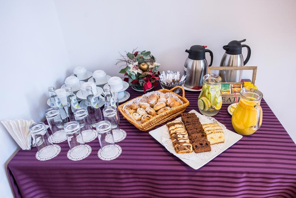 Marshal Garden Hotel Bukurešť Exteriér fotografie A typical continental breakfast