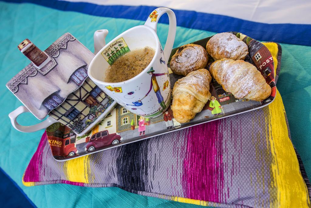 Marshal Garden Hotel Bukurešť Exteriér fotografie A cup of tea with a selection of pastries