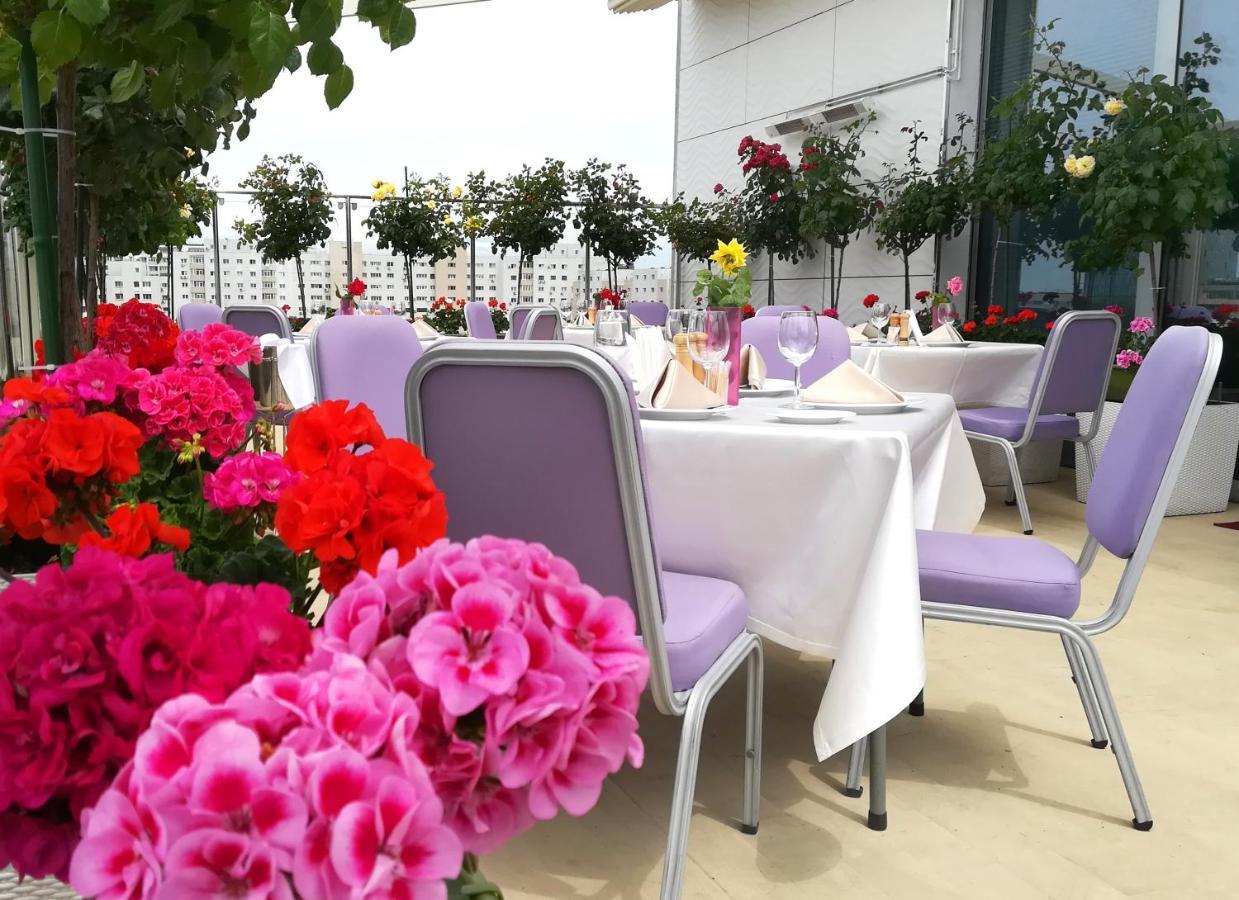 Marshal Garden Hotel Bukurešť Exteriér fotografie The terrace of the restaurant