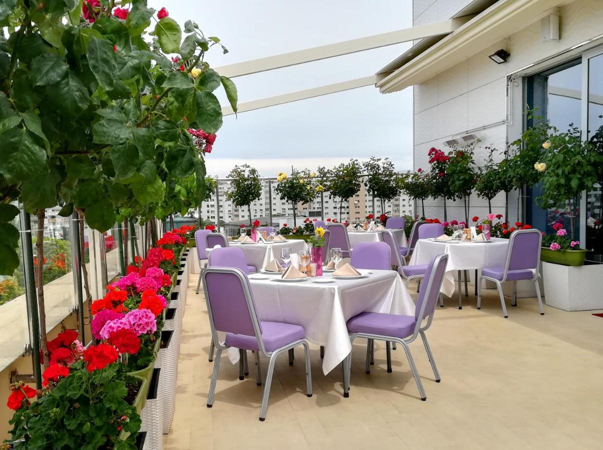 Marshal Garden Hotel Bukurešť Exteriér fotografie The terrace of the restaurant